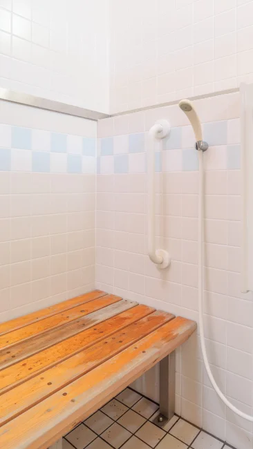 無料壁紙 ベンチ付きの温水シャワールーム。PCとデスクトップ壁紙に最適な4K高画質の無料壁紙。三重県紀北町の黒浜海水浴場で撮影したフリー写真素材