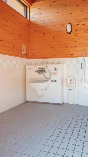 無料壁紙 おもいやりトイレ ※ベビーシート付き。PCとデスクトップ壁紙に最適な4K高画質の無料壁紙。三重県紀北町の黒浜海水浴場で撮影したフリー写真素材