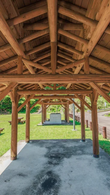 無料壁紙 屋根のある休憩スペース。PCとデスクトップ壁紙に最適な4K高画質の無料壁紙。三重県紀北町の黒浜海水浴場で撮影したフリー写真素材