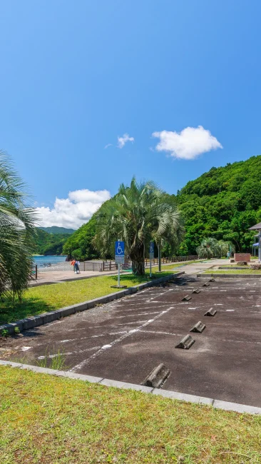 無料壁紙 思いやり駐車場は海の目の前。PCとデスクトップ壁紙に最適な4K高画質の無料壁紙。三重県紀北町の黒浜海水浴場で撮影したフリー写真素材