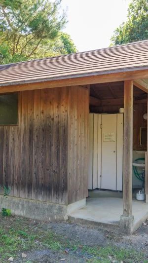 無料壁紙 体験学習の丘のトイレ。PCとデスクトップ壁紙に最適な4K高画質の無料壁紙。三重県伊賀市の岩倉峡公園で撮影したフリー写真素材