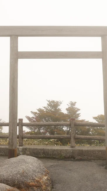 霧に包まれる山頂の鳥居（三重県菰野町・御在所岳）