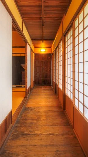 無料スマホ壁紙 茶室の渡り廊下。AndroidとiPhoneに対応した4K高画質の無料待ち受け画像。三重県玉城町の玄甲舎で撮影したフリー写真素材