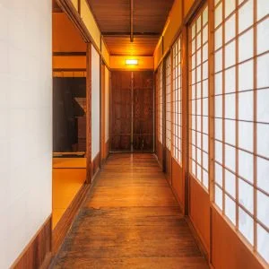 無料スマホ壁紙 茶室の渡り廊下。AndroidとiPhoneに対応した4K高画質の無料待ち受け画像。三重県玉城町の玄甲舎で撮影したフリー写真素材