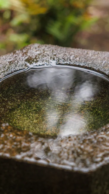 無料壁紙 蹲に溜まる雨水。PCとデスクトップ壁紙に最適な4K高画質の無料壁紙。三重県玉城町の玄甲舎で撮影したフリー写真素材