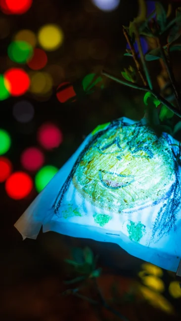 無料壁紙 光の実（青）。PCとデスクトップ壁紙に最適な4K高画質の無料壁紙。三重県津市のそうぶんの月灯りで撮影したフリー写真素材