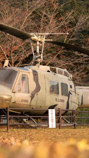 無料壁紙 公園に展示中のヘリコプター。PCとデスクトップ壁紙に最適な4K高画質の無料壁紙。三重県度会町の宮リバー度会パークで撮影したフリー写真素材