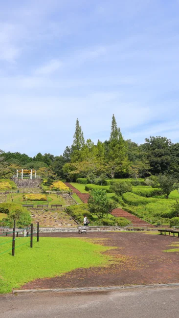 駅前のオブジェと花が咲く広場（三重県津市・東青山 四季の里）