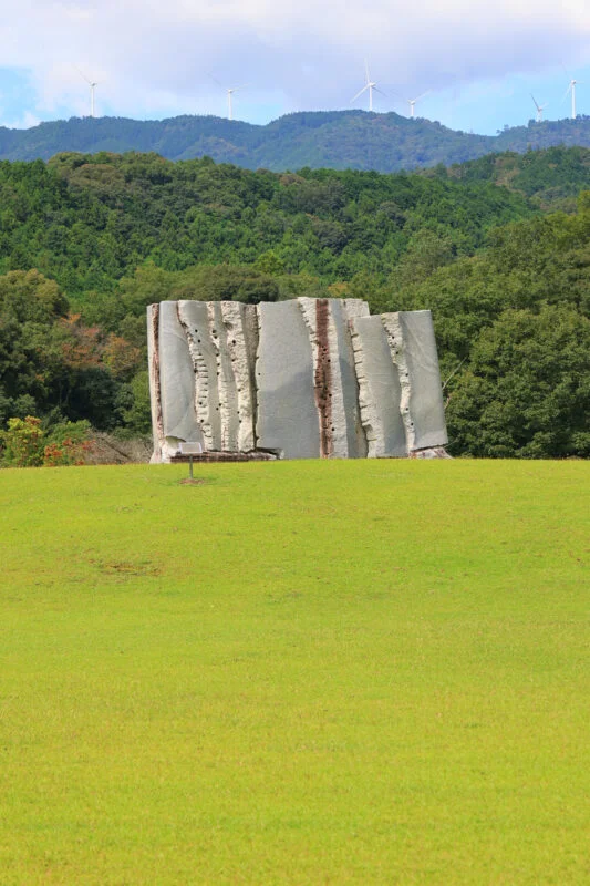 風車も見える岩のオブジェクト（三重県津市・東青山 四季の里）