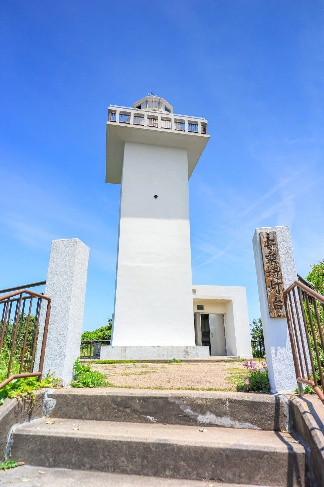 無料スマホ壁紙 安乗埼灯台の入り口。AndroidとiPhoneに対応した4K高画質の無料待ち受け画像。三重県志摩市の安乗埼灯台で撮影したフリー写真素材