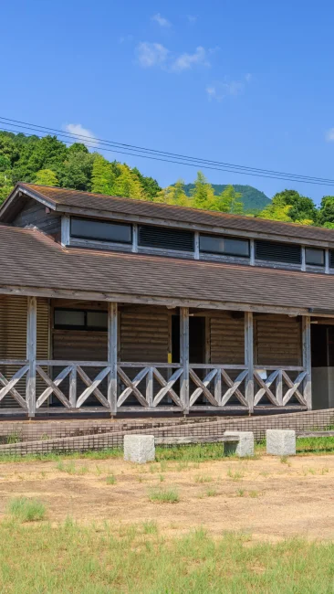 無料壁紙 海岸中央にある公衆トイレとシャワー室。PCとデスクトップ壁紙に最適な4K高画質の無料壁紙。三重県熊野市の新鹿海水浴場で撮影したフリー写真素材