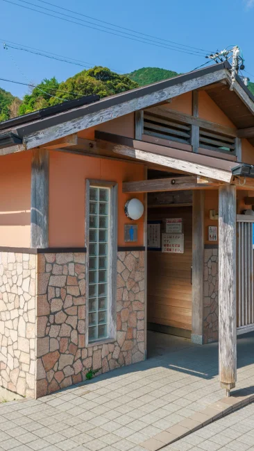 無料壁紙 新鹿海岸公園 大駐車場の公衆トイレ。PCとデスクトップ壁紙に最適な4K高画質の無料壁紙。三重県熊野市の新鹿海水浴場で撮影したフリー写真素材