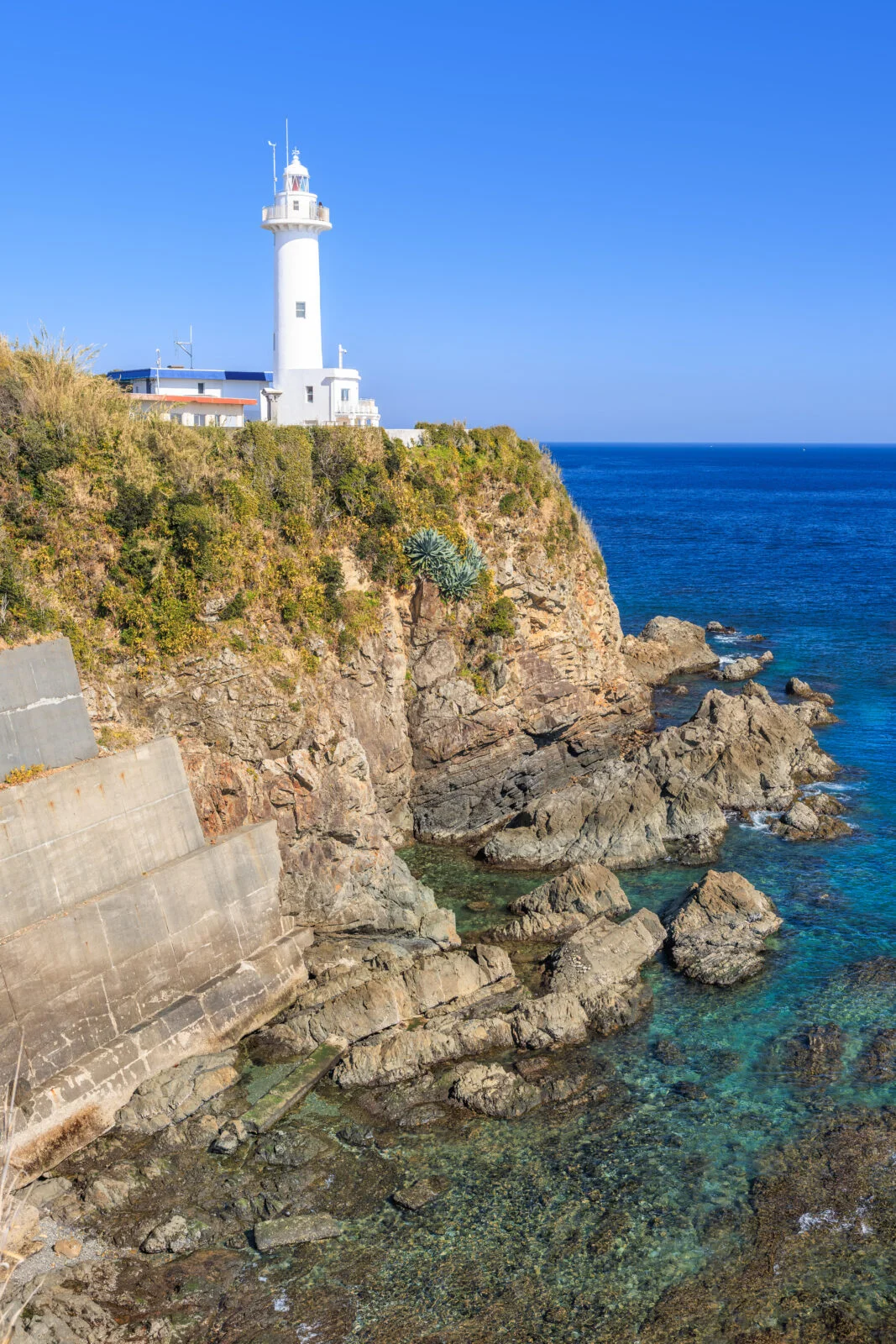 無料スマホ壁紙 澄んだ海と崖っぷちの灯台。AndroidとiPhoneに対応した4K高画質の無料待ち受け画像。三重県志摩市の大王埼灯台で撮影したフリー写真素材