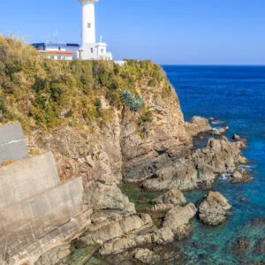 無料スマホ壁紙 澄んだ海と崖っぷちの灯台。AndroidとiPhoneに対応した4K高画質の無料待ち受け画像。三重県志摩市の大王埼灯台で撮影したフリー写真素材