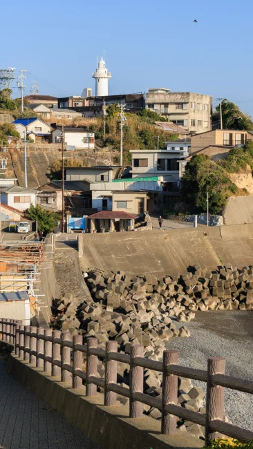 無料壁紙 坂道から眺める灯台。PCとデスクトップ壁紙に最適な4K高画質の無料壁紙。三重県志摩市の大王埼灯台で撮影したフリー写真素材