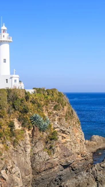 無料壁紙 青空と青い海と白亜の灯台。PCとデスクトップ壁紙に最適な4K高画質の無料壁紙。三重県志摩市の大王埼灯台で撮影したフリー写真素材