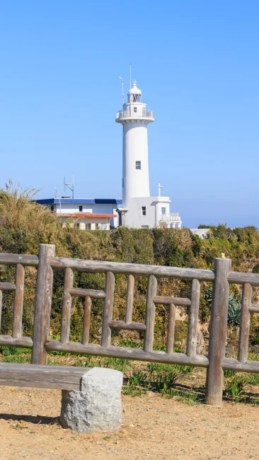 無料壁紙 八幡さん公園から眺める灯台。PCとデスクトップ壁紙に最適な4K高画質の無料壁紙。三重県志摩市の大王埼灯台で撮影したフリー写真素材
