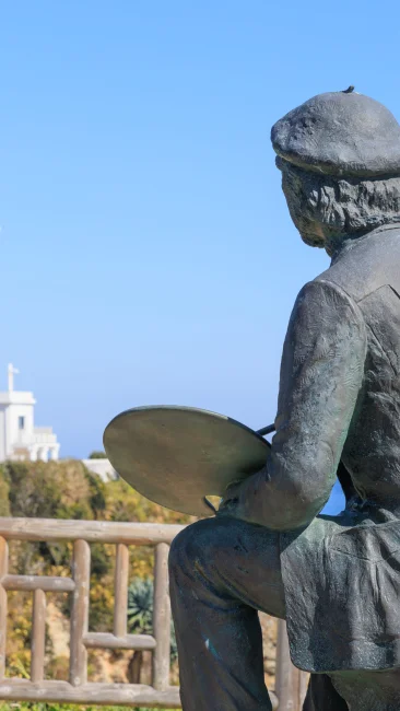 無料壁紙 灯台を眺める銅像。PCとデスクトップ壁紙に最適な4K高画質の無料壁紙。三重県志摩市の大王埼灯台で撮影したフリー写真素材