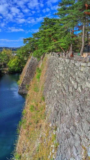 無料スマホ壁紙 スリル満点の高石垣。AndroidとiPhoneに対応した4K高画質の無料待ち受け画像。三重県伊賀市の伊賀上野城で撮影したフリー写真素材