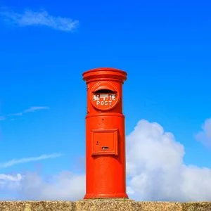 無料スマホ壁紙 天空のポストと青空。AndroidとiPhoneに対応した4K高画質の無料待ち受け画像。三重県伊勢市の伊勢志摩スカイラインで撮影したフリー写真素材