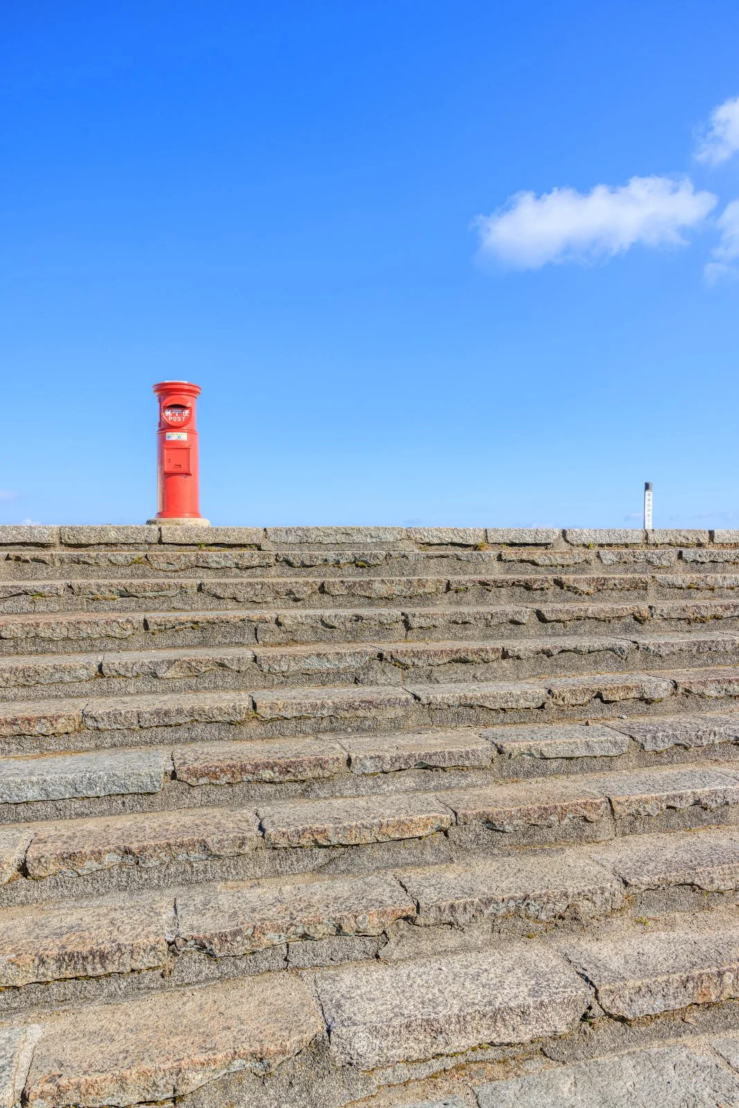 無料スマホ壁紙 天空へと続く階段とポスト。AndroidとiPhoneに対応した4K高画質の無料待ち受け画像。三重県伊勢市の伊勢志摩スカイラインで撮影したフリー写真素材