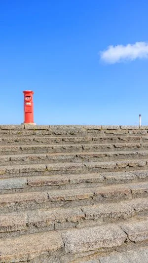 無料スマホ壁紙 天空へと続く階段とポスト。AndroidとiPhoneに対応した4K高画質の無料待ち受け画像。三重県伊勢市の伊勢志摩スカイラインで撮影したフリー写真素材