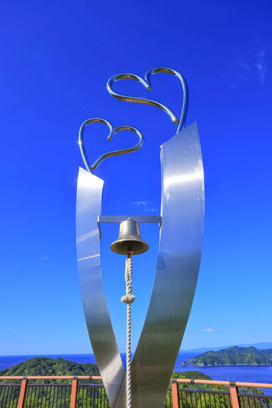 無料スマホ壁紙 ハートのオブジェと周辺の海。AndroidとiPhoneに対応した4K高画質の無料待ち受け画像。三重県南伊勢町の見江島展望台で撮影したフリー写真素材