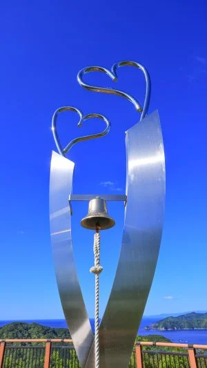 無料スマホ壁紙 ハートのオブジェと周辺の海。AndroidとiPhoneに対応した4K高画質の無料待ち受け画像。三重県南伊勢町の見江島展望台で撮影したフリー写真素材