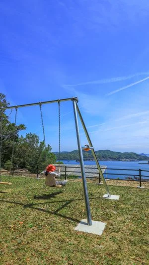 無料スマホ壁紙 青空と絶景ブランコ。AndroidとiPhoneに対応した4K高画質の無料待ち受け画像。三重県南伊勢町の南海展望広場の絶景ブランコで撮影したフリー写真素材