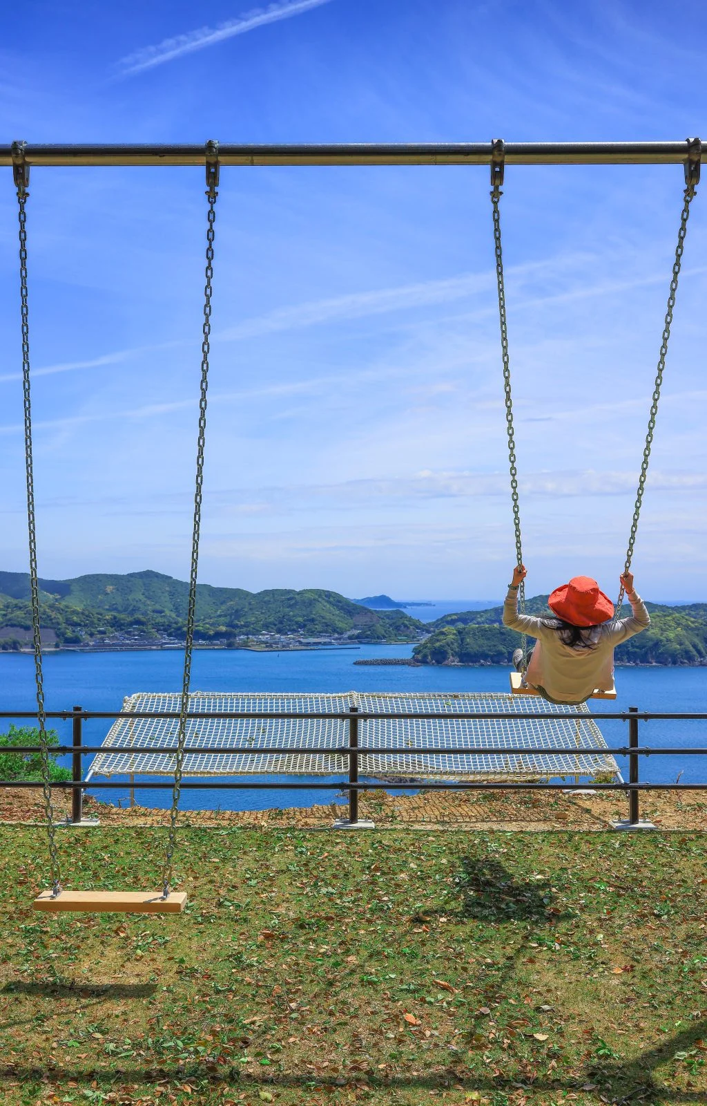 無料スマホ壁紙 まるでハイジの気分。AndroidとiPhoneに対応した4K高画質の無料待ち受け画像。三重県南伊勢町の南海展望広場の絶景ブランコで撮影したフリー写真素材