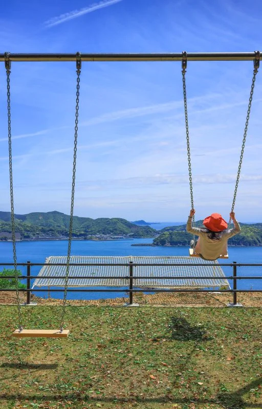 無料スマホ壁紙 まるでハイジの気分。AndroidとiPhoneに対応した4K高画質の無料待ち受け画像。三重県南伊勢町の南海展望広場の絶景ブランコで撮影したフリー写真素材