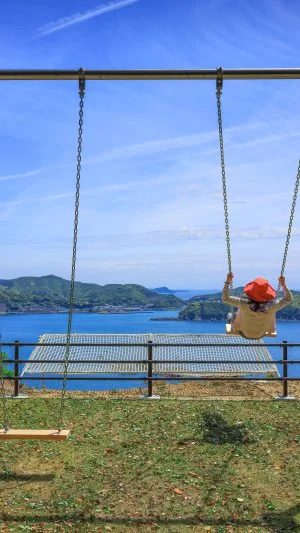 無料スマホ壁紙 まるでハイジの気分。AndroidとiPhoneに対応した4K高画質の無料待ち受け画像。三重県南伊勢町の南海展望広場の絶景ブランコで撮影したフリー写真素材