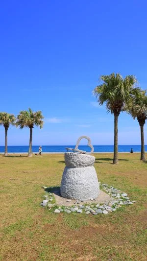 無料スマホ壁紙 ハートのモニュメントとヤシの木と芝生。AndroidとiPhoneに対応した4K高画質の無料待ち受け画像。三重県御浜町の七里御浜ふれあいビーチで撮影したフリー写真素材