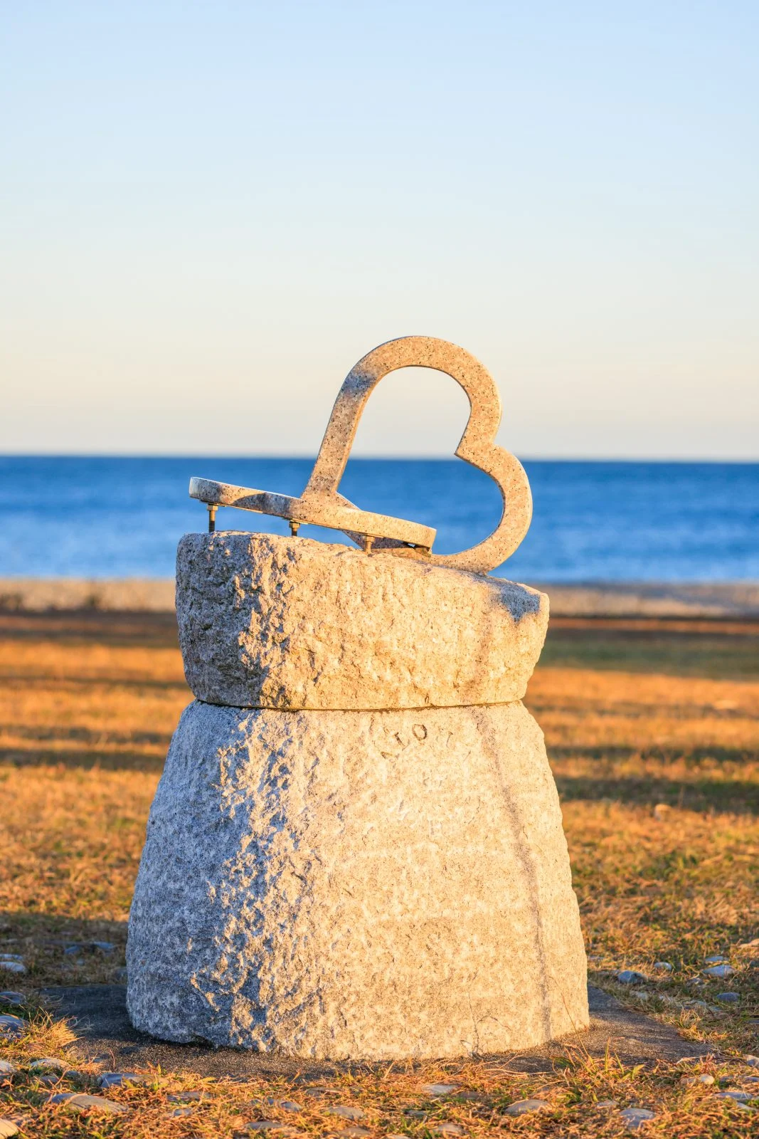 無料スマホ壁紙 ハートの先に広がるサンセットビーチ。AndroidとiPhoneに対応した4K高画質の無料待ち受け画像。三重県御浜町の七里御浜ふれあいビーチで撮影したフリー写真素材