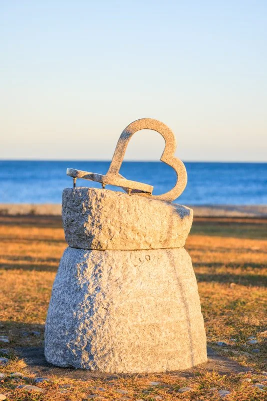 無料スマホ壁紙 ハートの先に広がるサンセットビーチ。AndroidとiPhoneに対応した4K高画質の無料待ち受け画像。三重県御浜町の七里御浜ふれあいビーチで撮影したフリー写真素材