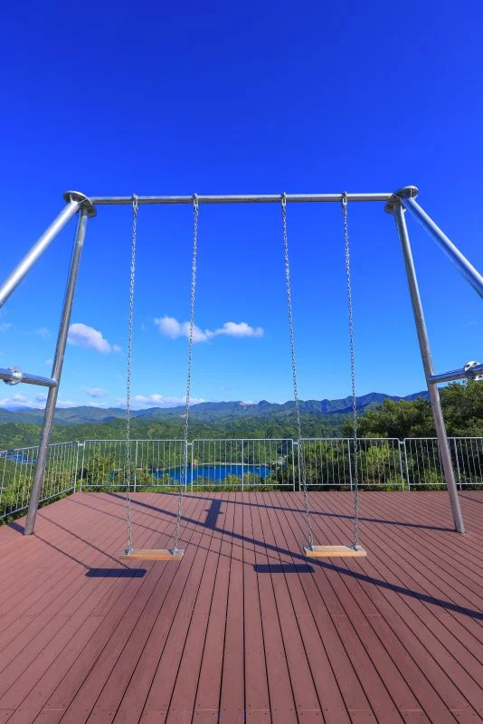 無料スマホ壁紙 新緑と青空とブランコ。AndroidとiPhoneに対応した4K高画質の無料待ち受け画像。三重県南伊勢町のたちばな展望台 天空のブランコで撮影したフリー写真素材