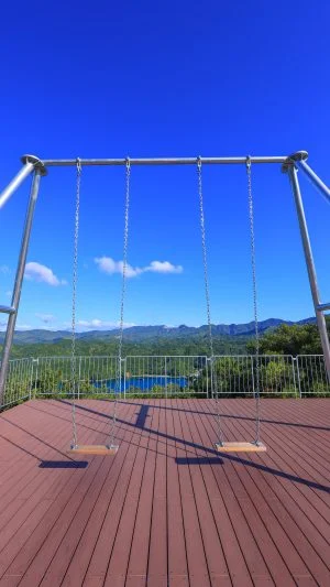 無料スマホ壁紙 新緑と青空とブランコ。AndroidとiPhoneに対応した4K高画質の無料待ち受け画像。三重県南伊勢町のたちばな展望台 天空のブランコで撮影したフリー写真素材