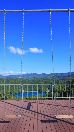 無料スマホ壁紙 新緑の山々とブランコ。AndroidとiPhoneに対応した4K高画質の無料待ち受け画像。三重県南伊勢町のたちばな展望台 天空のブランコで撮影したフリー写真素材
