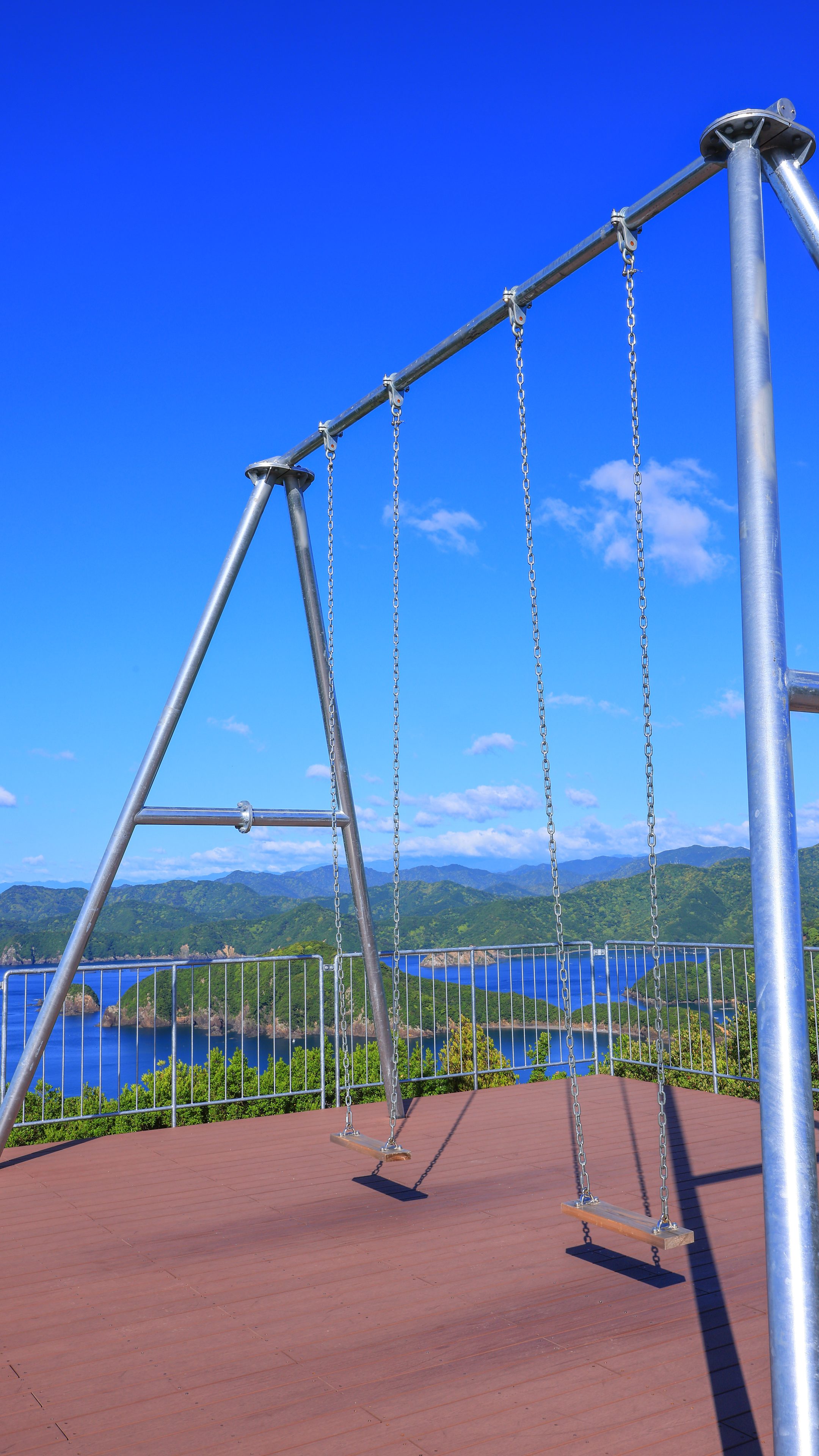 無料スマホ壁紙 奈屋浦の海とブランコ。AndroidとiPhoneに対応した4K高画質の無料待ち受け画像。三重県南伊勢町のたちばな展望台 天空のブランコで撮影したフリー写真素材