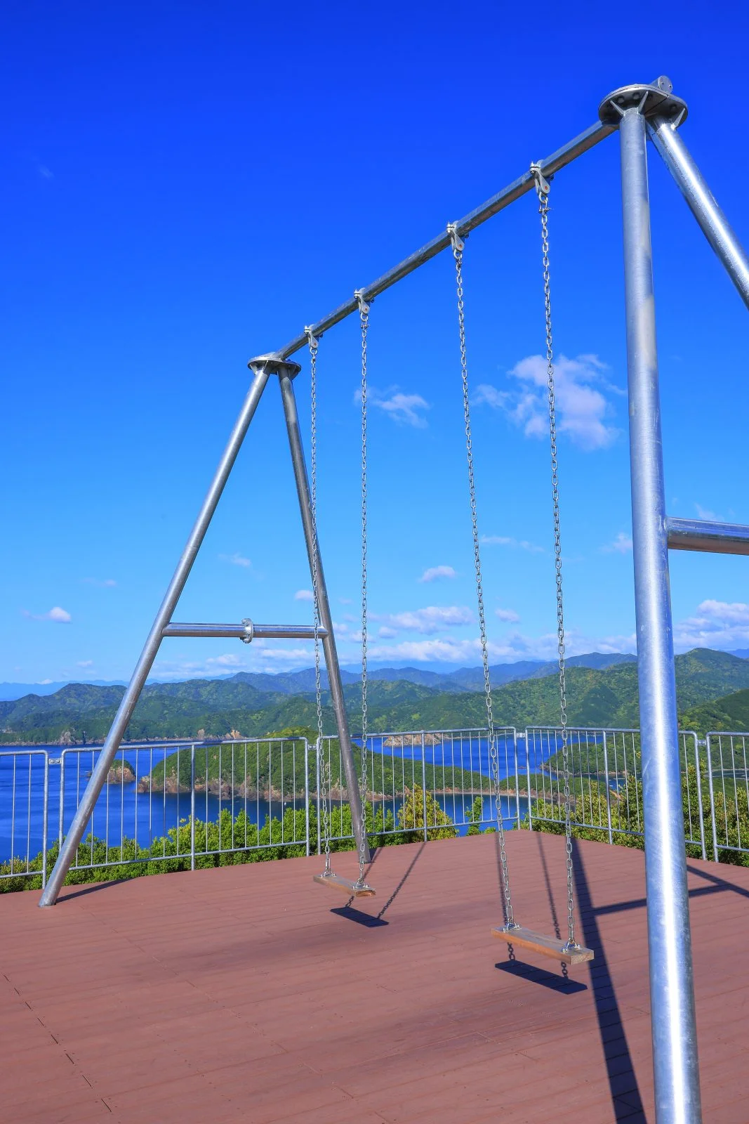 無料スマホ壁紙 奈屋浦の海とブランコ。AndroidとiPhoneに対応した4K高画質の無料待ち受け画像。三重県南伊勢町のたちばな展望台 天空のブランコで撮影したフリー写真素材