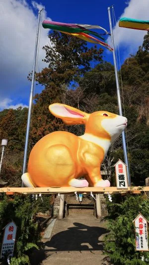 無料スマホ壁紙 青空と卯のジャンボ干支。AndroidとiPhoneに対応した4K高画質の無料待ち受け画像。三重県津市の辰水神社のジャンボ干支で撮影したフリー写真素材