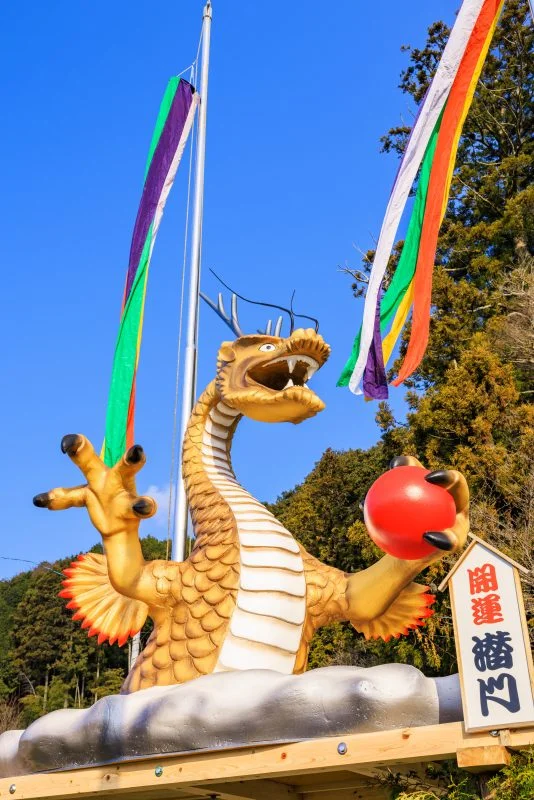 無料スマホ壁紙 青空と辰のジャンボ干支。AndroidとiPhoneに対応した4K高画質の無料待ち受け画像。三重県津市の辰水神社のジャンボ干支で撮影したフリー写真素材