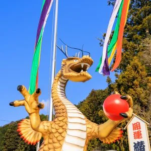 無料スマホ壁紙 青空と辰のジャンボ干支。AndroidとiPhoneに対応した4K高画質の無料待ち受け画像。三重県津市の辰水神社のジャンボ干支で撮影したフリー写真素材