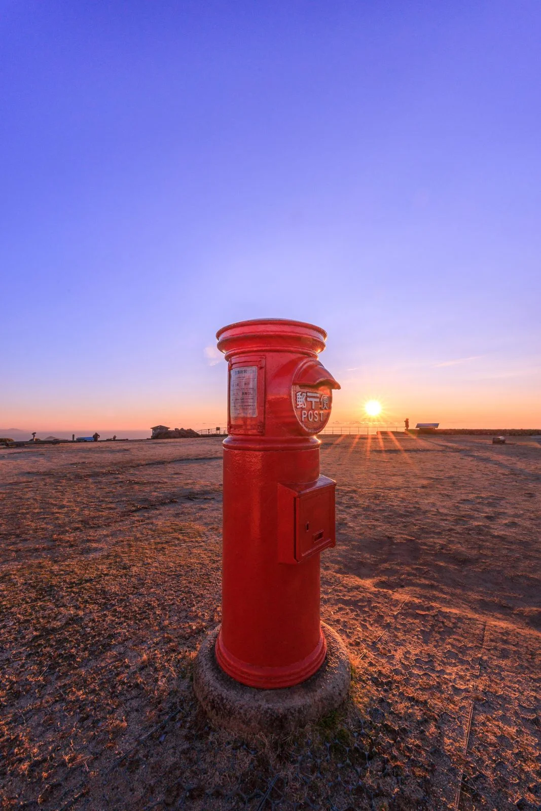 無料スマホ壁紙 天空のポストと日の出のツーショット。AndroidとiPhoneに対応した4K高画質の無料待ち受け画像。三重県伊勢市の天空のポストで撮影したフリー写真素材