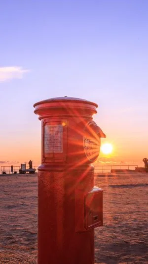 無料壁紙 郵便受けに差し掛かる日の出。PCとデスクトップ壁紙に最適な4K高画質の無料壁紙。三重県伊勢市の天空のポストで撮影したフリー写真素材