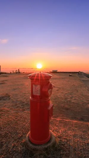 無料壁紙 冬の日の出と天空のポストと朝熊山頂。PCとデスクトップ壁紙に最適な4K高画質の無料壁紙。三重県伊勢市の天空のポストで撮影したフリー写真素材