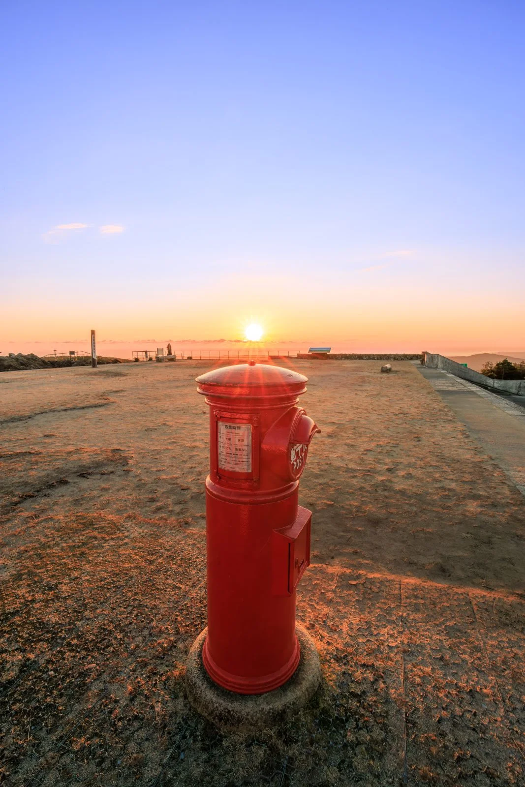 無料スマホ壁紙 冬の凛とした日の出と天空のポスト。AndroidとiPhoneに対応した4K高画質の無料待ち受け画像。三重県伊勢市の天空のポストで撮影したフリー写真素材