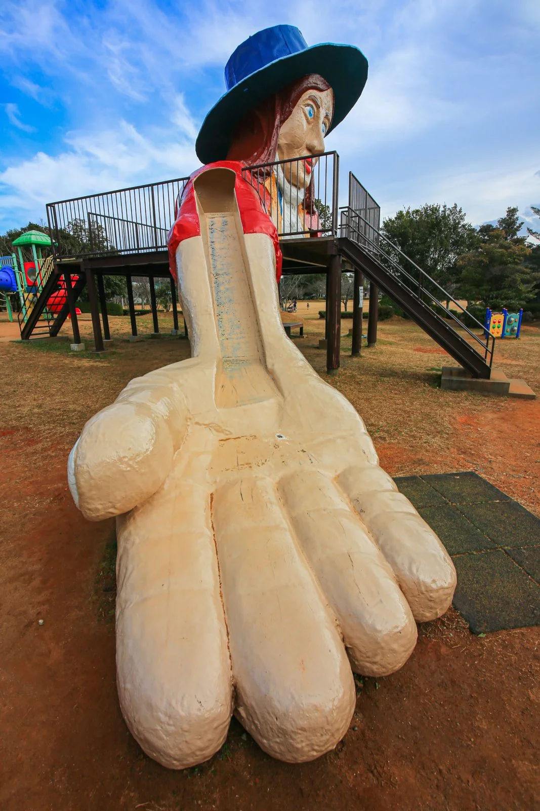 無料スマホ壁紙 ガリバーの手。AndroidとiPhoneに対応した4K高画質の無料待ち受け画像。三重県鳥羽市の鳥羽市民の森公園で撮影したフリー写真素材