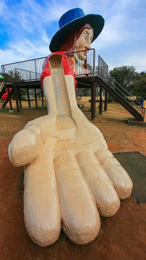 無料スマホ壁紙 ガリバーの手。AndroidとiPhoneに対応した4K高画質の無料待ち受け画像。三重県鳥羽市の鳥羽市民の森公園で撮影したフリー写真素材