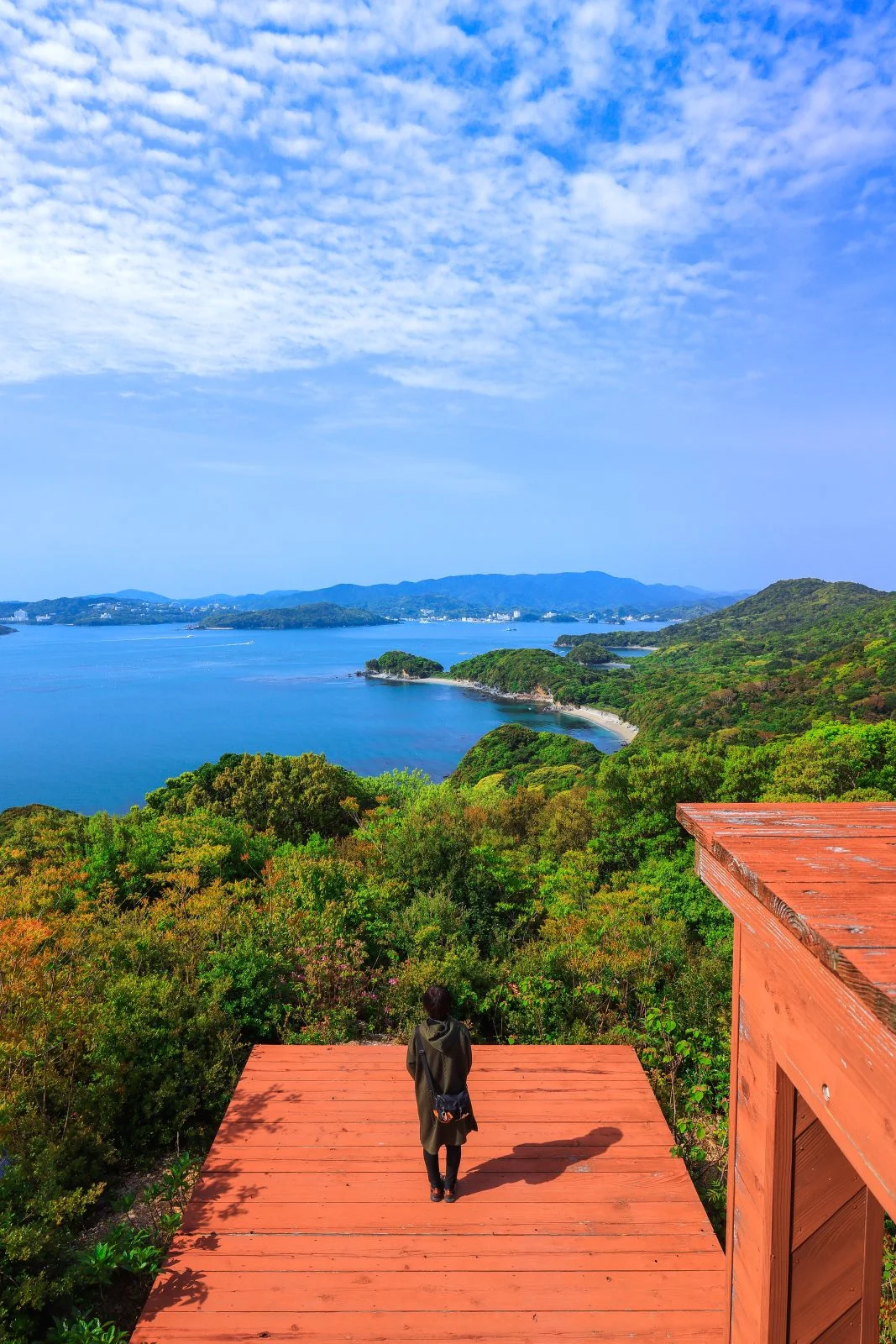 無料スマホ壁紙 天望山レイフィールドの展望デッキから鳥羽方面を眺める人。AndroidとiPhoneに対応した4K高画質の無料待ち受け画像。三重県鳥羽市の答志島で撮影したフリー写真素材